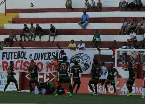Fotos da derrota do Amrica para o Tombense, por 2 a 0, no Estdio Almeido, em Tombos. Resultado deste sbado deixou o Coelho fora do G-4 e em situao complicada para avanar s semifinais do Mineiro. Os gols do Gavio-carcar foram marcados por Gelson e Daniel Amorim.