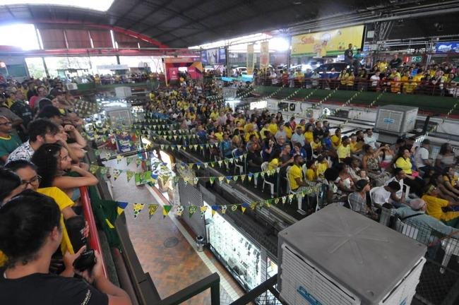 No Mercado Central, em BH, torcedores assistem ao jogo do Brasil contra a Sua pelo Grupo G da Copa do Mundo, no Catar