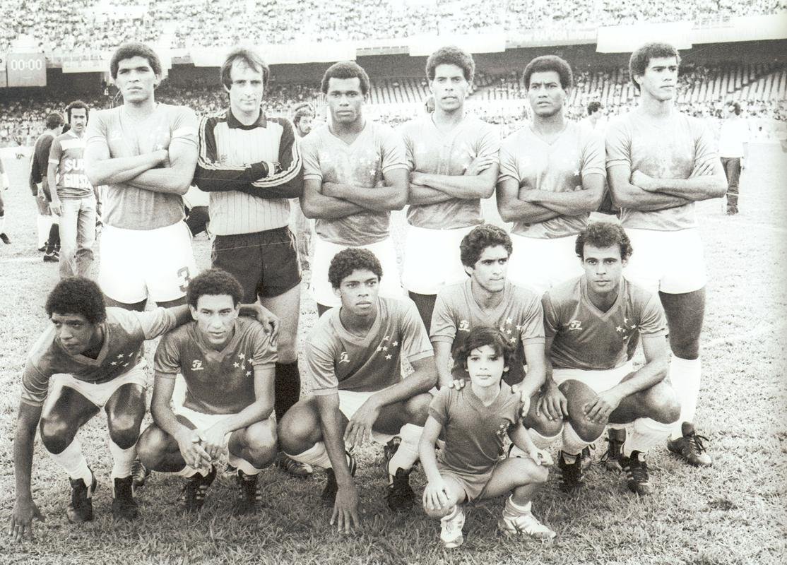 Vitor Braga (o segundo, de p) defendeu a meta do Cruzeiro em duas passagens: de 1971 a 1977 e de 1981 a 1985. Ele jogou 175 partidas. Revelado no clube, ele tambm teve a misso de suceder o dolo Raul Plassmann. Em 1972, Vitor disputou a Olimpada de Munique com a Seleo Brasileira. Na Toca, conquistou os Mineiros de 1972, 1973, 1974, 1975, 1977 e 1984 e a Libertadores de 1976. 