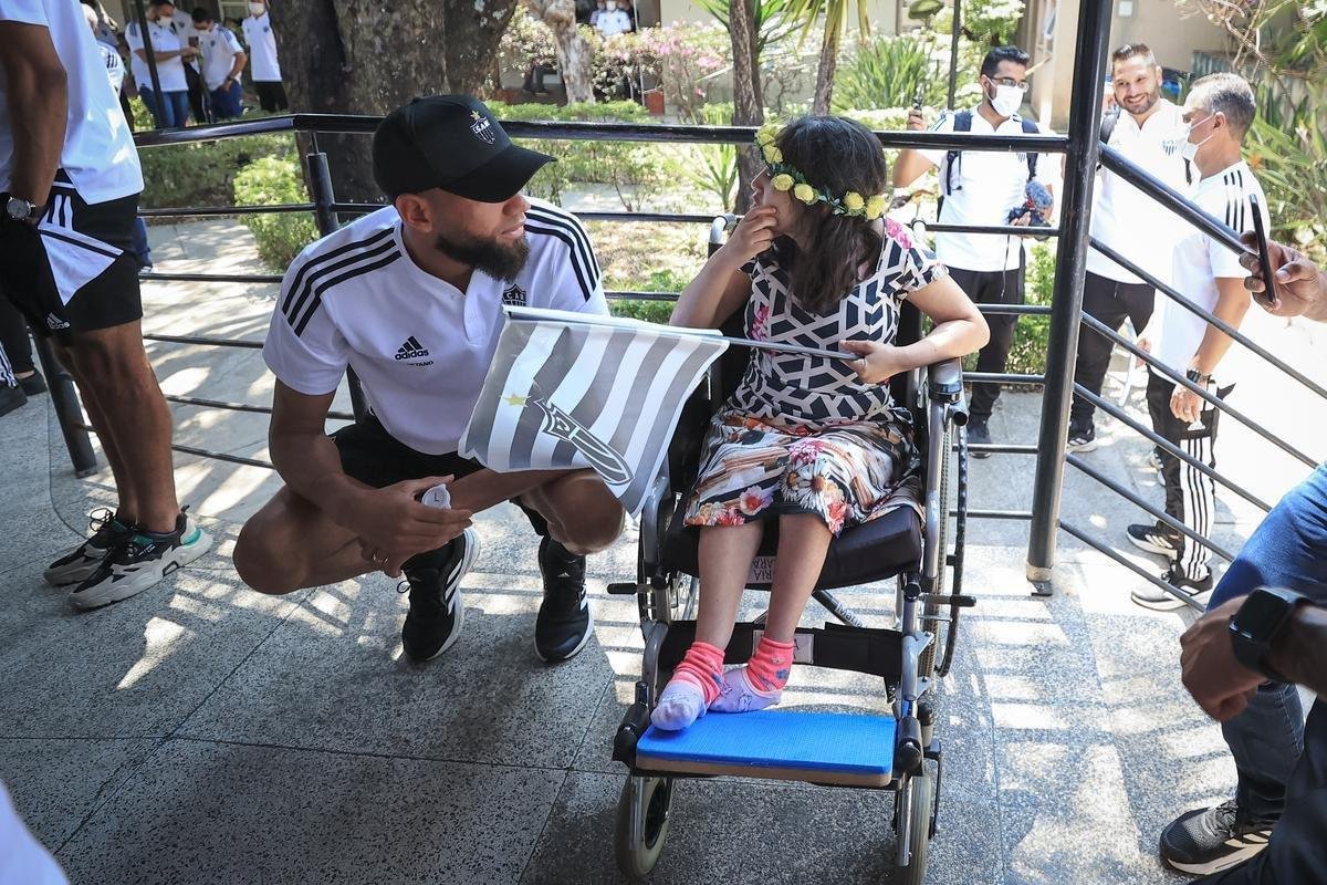 Jogadores do Atltico visitam Ncleo Assistencial Caminhos para Jesus