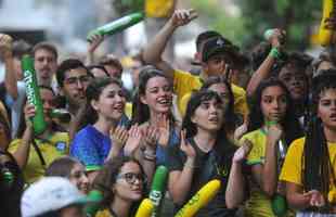 Torcedores se concentraram nos bares da Savassi, em Belo Horizonte, para acompanhar o jogo entre Brasil x Camares pela Copa do Mundo
