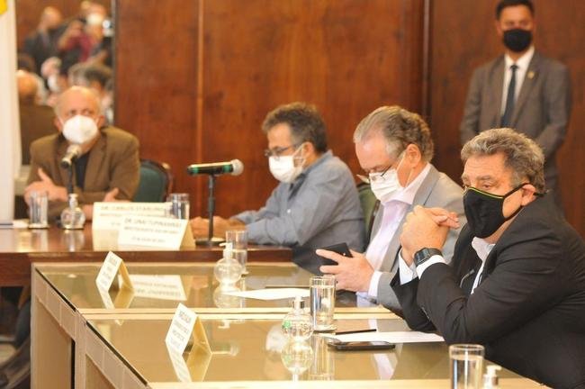 Reunio entre a Prefeitura de Belo Horizonte definiu a liberao de 30% de pblico nos jogos de Amrica, Atltico e Cruzeiro. Agora, para atuar diante de suas torcidas, os clubes precisam ter o aval das confederaes. No momento, apenas a Conmebol autorizou partidas com torcida na Copa Libertadores e na Copa Sul-Americana. A CBF ainda no permitiu em duelos do Campeonato Brasileiro.