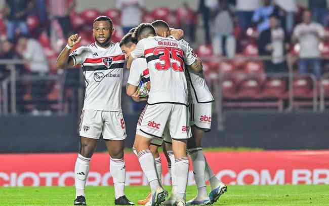 Jogadores do São Paulo comemoram gol contra o Athletico-PR