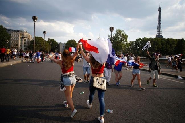 Torcedores franceses tomaram principais pontos tur�sticos e avenidas de Paris para celebrar o bi mundial