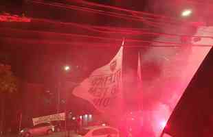 Torcedores do Atltico protestaram em frente  sede do clube nesta segunda-feira (21/11)