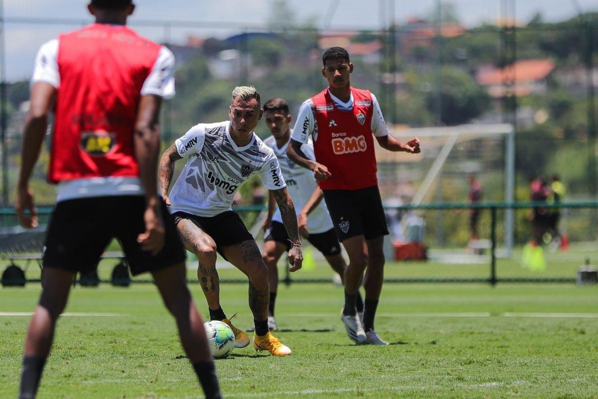 Atlético divulga fotos do novo uniforme de treino