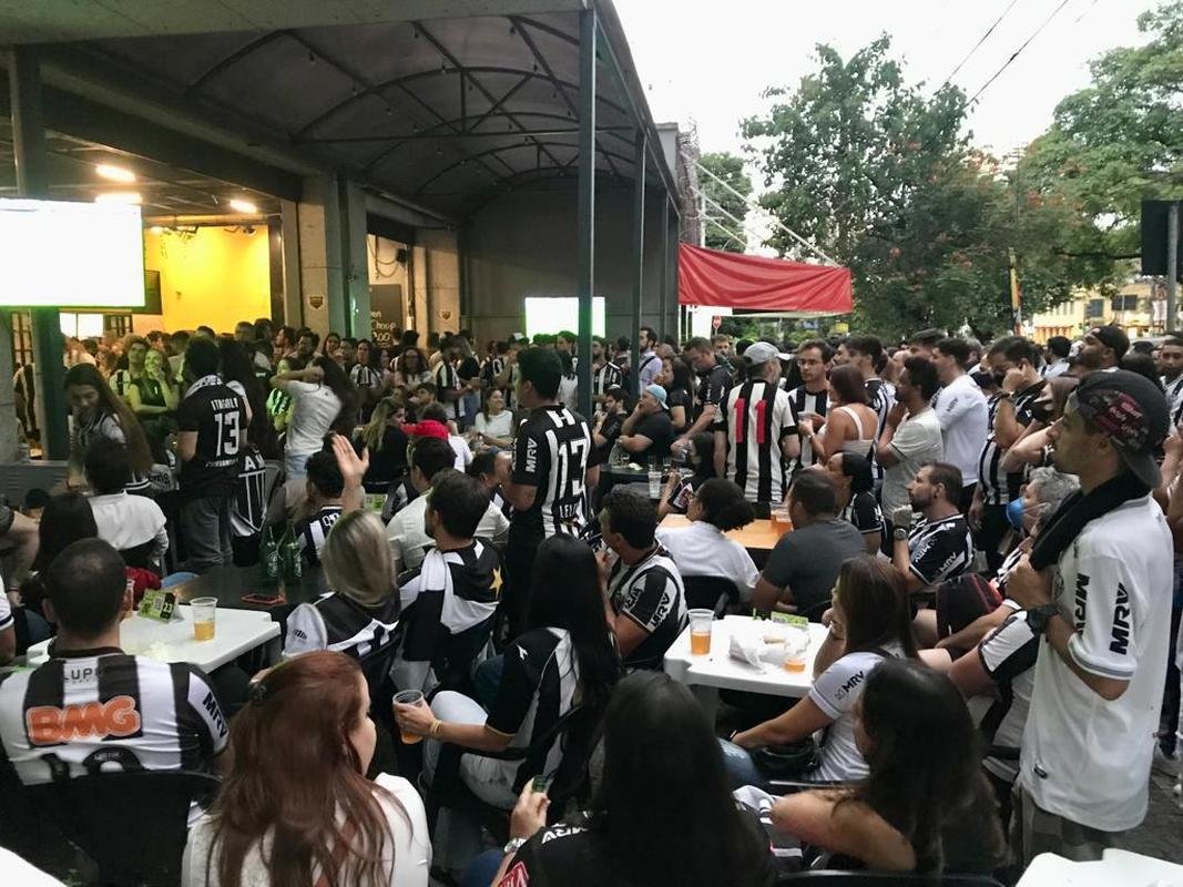Nesta quinta-feira (2), torcedores do Atltico lotaram os bares de BH para acompanhar Bahia x Galo, jogo adiado da 32 rodada do Campeonato Brasileiro. Na imagem, Devotos Bar.