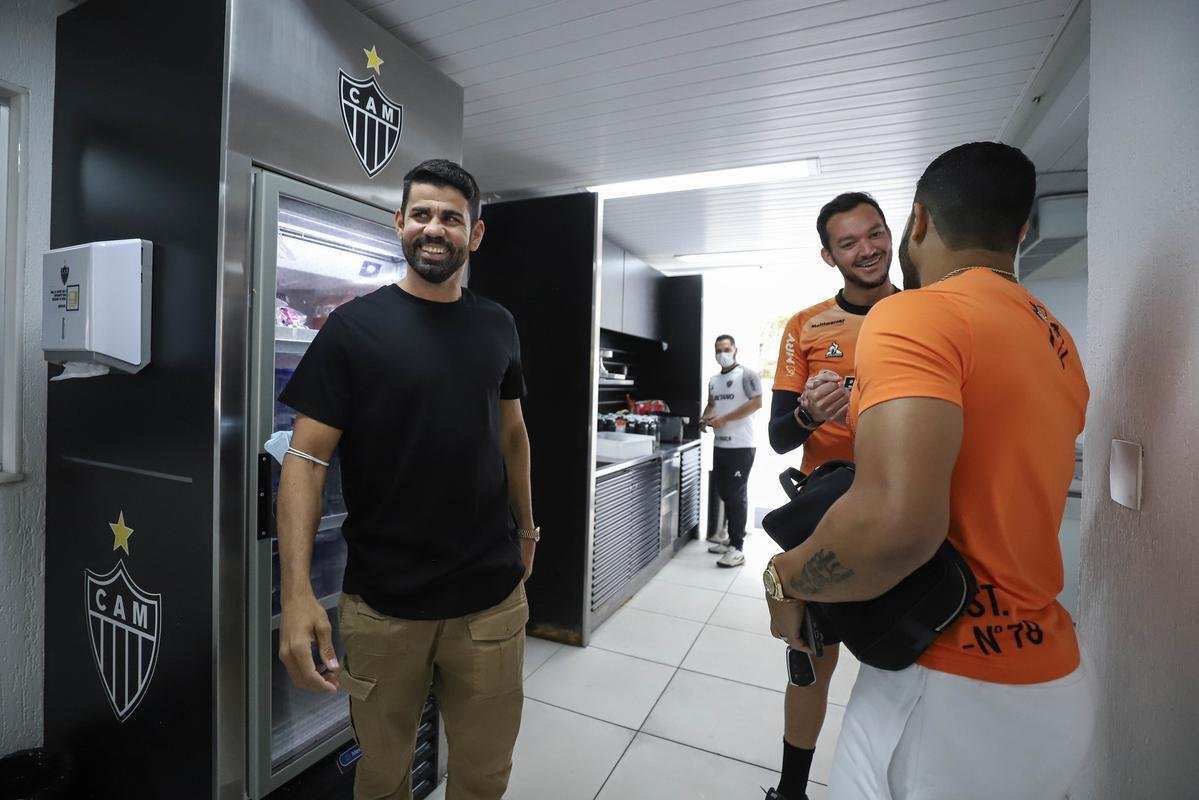 Diego Costa posa com as camisas 1 e 2 do Atltico, faz exames e atividades na academia da Cidade do Galo