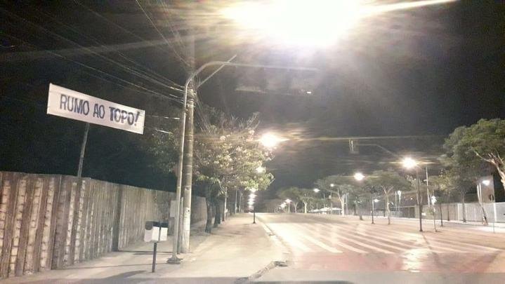 Faixas de apoio ao Cruzeiro so estendidas em Belo Horizonte antes da partida contra o FLuminense