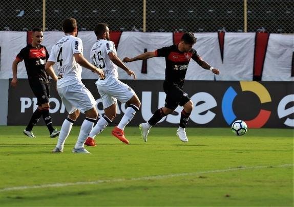 Vitória derrotou Atlético por 1 a 0, no Barradão, com gol de Léo Ceará