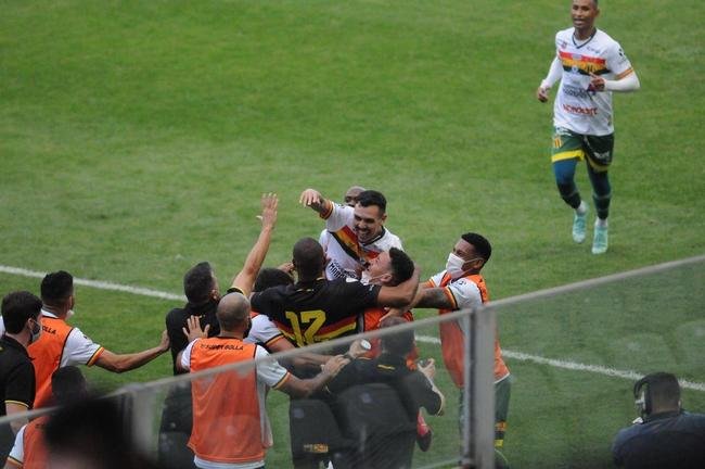 Fotos do duelo entre Cruzeiro e Sampaio Corra, no Independncia, em Belo Horizonte, pela 18 rodada da Srie B do Campeonato Brasileiro