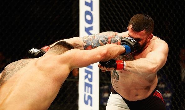 Daniel Omielanczuk (luva vermelha) venceu Jarjis Danho por decisão técnica majoritária