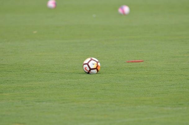 Em atividade na Toca da Raposa II, tcnico Mano Menezes mostrou provvel escalao do Cruzeiro para o jogo contra o Boa: Rafael; Nonoca, Ded, Digo e Marcelo Hermes; Lucas Romero e Bruno Silva; Rafael Sobis, Thiago Neves e Mancuello; Raniel (fotos: Juarez Rodrigues/EM D.A Press)