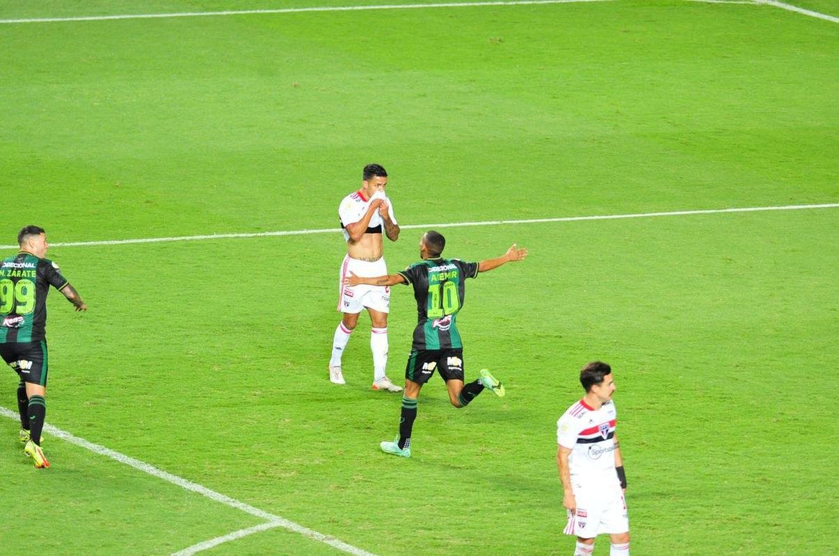 Ademir marcou dois gols na etapa final e colocou o Amrica em vatagem: 2 a 0