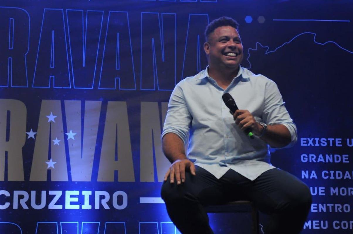 Ronaldo levou cruzeirenses de Conselheiro Lafaiete ao delrio ao participar da Caravana do Cruzeiro nesta quarta-feira (26). Fenmeno esteve acompanhado no palco de Pedro Loureno, patrocinador do clube, e ganhou msica nova produzida pelo rapper Das Quebradas