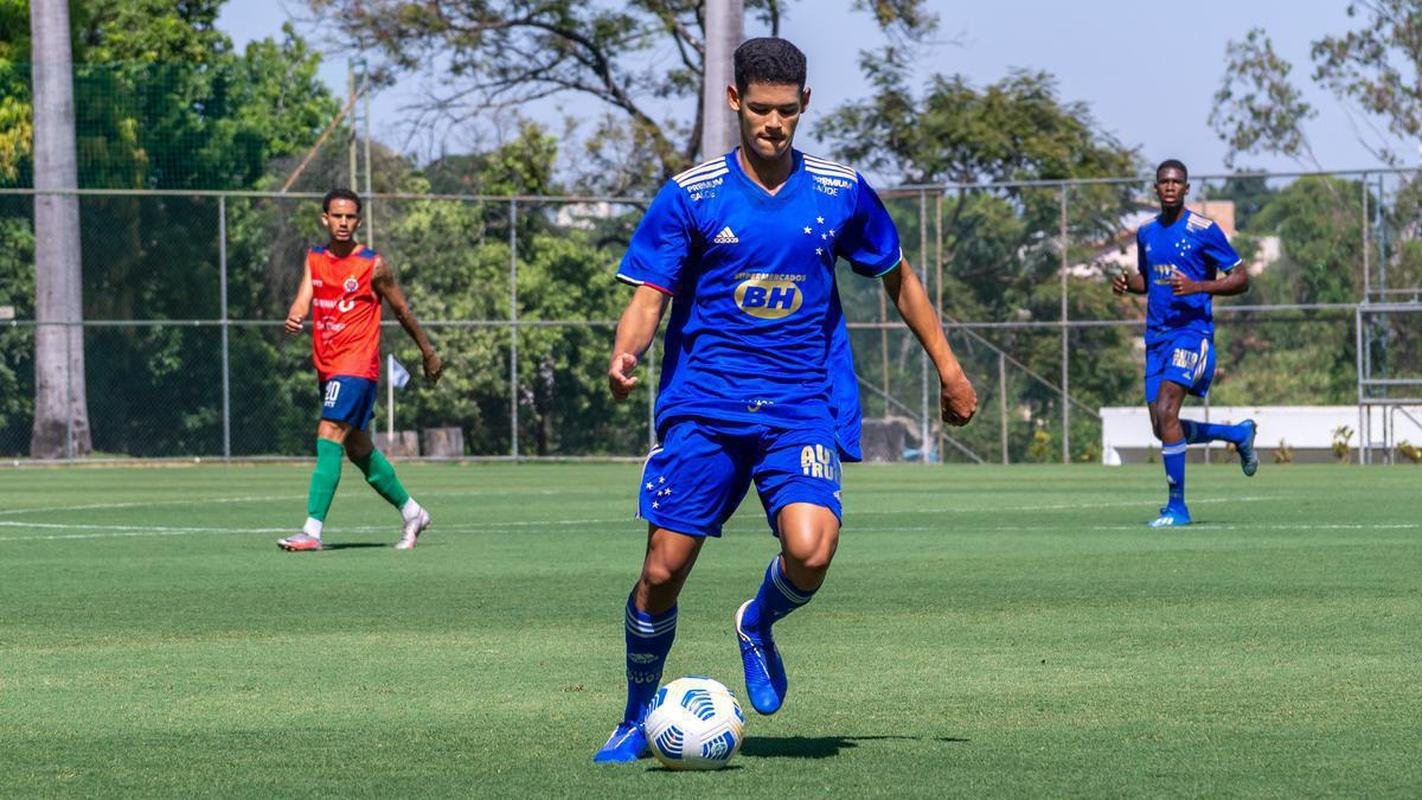 #20 Italo Isaac, zagueiro, 17 anos - 1,02 milho de euros