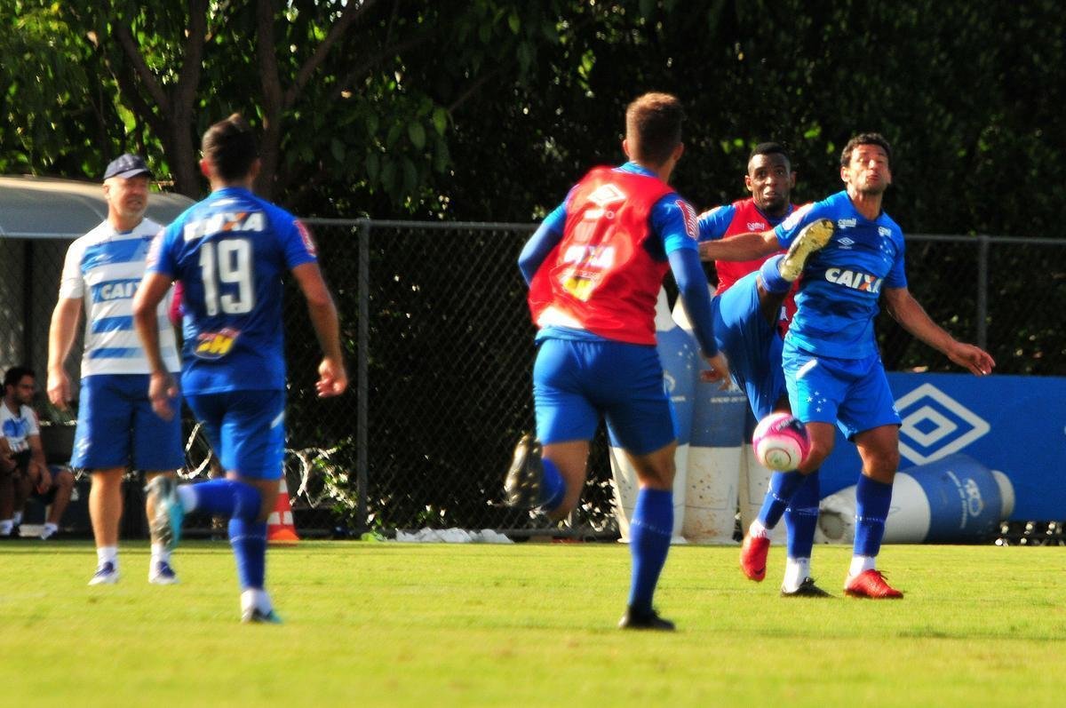 Sem Thiago Neves, que est com desgaste na panturrilha, Mano Menezes escalou o time titular do Cruzeiro no coletivo com Fbio; Lucas Romero, Leo, Murilo e Egdio; Henrique e Ariel Cabral; Robinho, Arrascaeta e Rafinha; Fred. Os reservas atuaram com Rafael; Arthur, Digo, Manoel e Marcelo Hermes; Lucas Silva, Nonoca e Bruno Silva; Rafael Marques, Rafael Sobis e Judivan
