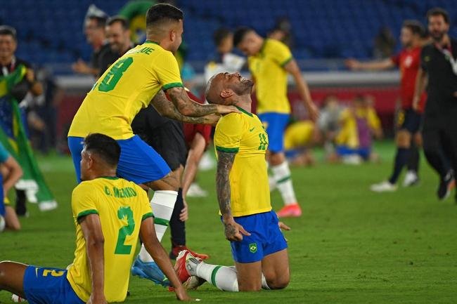 Fotos da festa dos jogadores brasileiros com a conquista da medalha de ouro em Tquio no futebol. Seleo  bicampe olmpica e de forma consecutiva