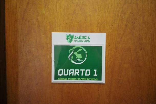 Amrica abriu Casa do Atleta, alojamento que recebe jovens das categorias de base do clube no Centro de Treinamento Lanna Drumond. Local abriga 60 jogadores. Segundo direo, contineres eram utilizados para receber atletas em perodo de testes, mas j esto desativados. Por falta de alvars da prefeitura de Contagem e laudo do Corpo de Bombeiros, Amrica realocou garotos em hotel de Belo Horizonte at regularizao do CT.