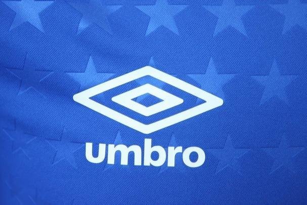 Imagens da camisa principal do Cruzeiro para a temporada de 2019