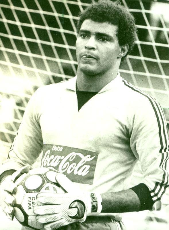 Faixa preta de carat, o goleiro Gomes defendeu o Cruzeiro entre 1982 e 1988. Ele esteve em ao em 178 jogos e viu as suas redes serem vazadas apenas 91 vezes, o que lhe confere tima mdia de 0,51 gol sofridos por partida. Mineiro de Timteo, Carlos Gomes da Cruz ainda defendeu grandes clubes como Grmio, Santos e Panathinaikos da Grcia.
