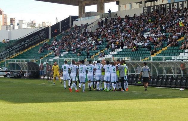 Imagens da partida realizada no estádio Orlando Scarpelli, em Florianópolis