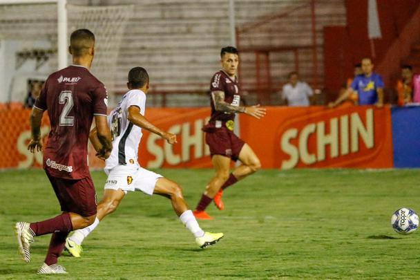 Em jogo bastante disputado, o Náutico levou a melhor no começo ao abrir o placar com o Zagueiro Ronaldo Alves logo aos sete minutos do primeiro tempo.