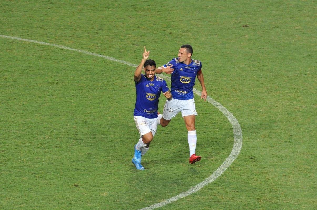 Em cobrana de falta, Matheus Bidu abriu o placar para o Cruzeiro diante do Uberlndia, no Independncia, pelo Mineiro