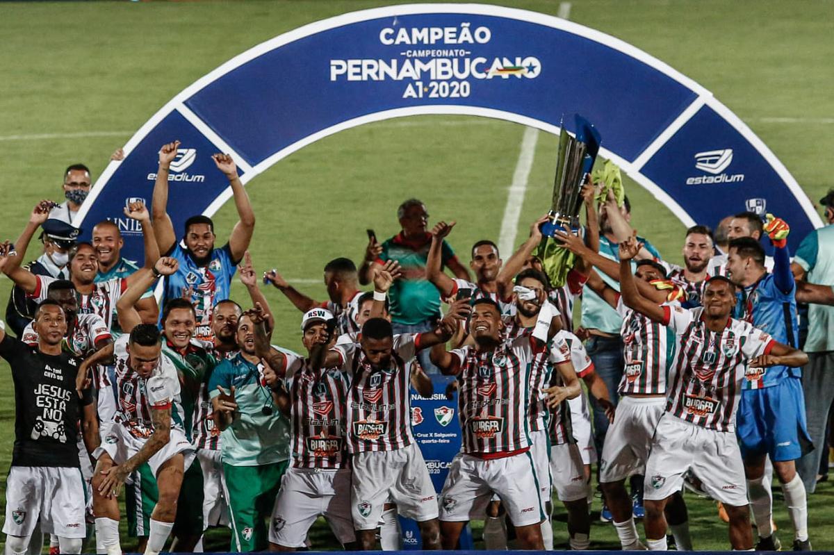 Após empatar em 0 a 0 contra o Santa Cruz, no Arruda, o Salgueiro bateu a Cobra Coral nos pênaltis e garantiu o primeiro título Estadual para o interior pernambucano