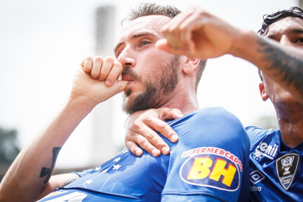 Anunciado como reforo em janeiro, Mancuello custou ao Cruzeiro cerca de R$ 5,8 milhes. Apesar do alto valor, o ex-atleta do Flamengo pouco mostrou dentro de campo. Desperdiou as oportunidades que recebeu de Mano Menezes, especialmente no incio da temporada, e acabou reserva durante quase todo ano. O argentino disputou 39 jogos e marcou trs gols e deu trs assistncias. Dificilmente seguir na Toca em 2019.