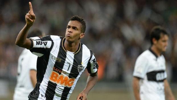 Depois de sada polmica do Internacional, J reencontrou o bom futebol no Atltico. O atacante se destacou em 2012 e foi artilheiro da pica conquista da Copa Libertadores, em 2013. Pelo Galo, voltou  Seleo Brasileira e fez parte do grupo da Copa do Mundo de 2014. O fim da passagem dele pelo clube foi ruim, com jejum de um ano sem marcar. Ele reapareceu para dar o ttulo do Campeonato Mineiro de 2015 ao clube. Pouco depois, foi vendido pelo alvinegro. Em 127 jogos, foram 39 gols marcados.