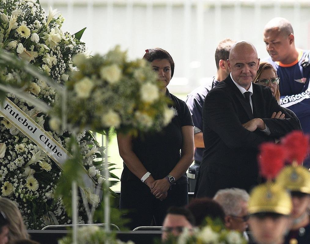 Corpo de Pel  velado na Vila Belmiro, estdio do Santos. 