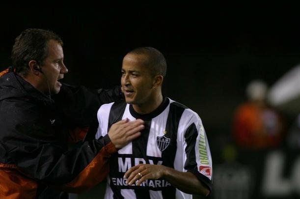 Paulo Bonamigo (esquerda) comemora com Alex Mineiro (direita). No comando do Atltico, foram quatro jogos contra o Cruzeiro, com trs vitrias e uma derrota. Todas as partidas foram disputadas em 2004.