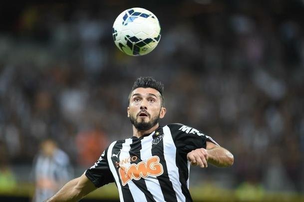 Dátolo chegou ao Atlético em agosto de 2013, pouco depois do título da Copa Libertadores. Foi titular nos dois anos seguintes e mostrou um bom futebol, especialmente na campanha do título da Copa do Brasil, quando fez gol na final contra o Cruzeiro. Em 2016, conviveu com lesões e não conseguiu apresentar o mesmo rendimento de anos anteriores. No fim daquele ano, teve seu contrato encerrado com o clube, que não quis a renovação. Com a camisa alvinegra, o meio-campista jogou 127 vezes e marcou 18 gols.