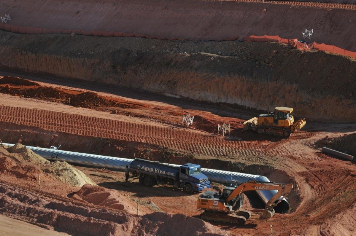 Nesta quarta-feira, a reportagem do Superesportes/Estado de Minas fez mais uma visita ao canteiro de obras da Arena MRV, futuro estdio do Atltico, no bairro Califrnia, em Belo Horizonte. A cada semana, o panorama muda bastante. No momento, a construo est em fase de terraplanagem. A boa notcia neste dia 26 de agosto  que a prefeitura da capital liberou o alvar que autoriza o incio das edificaes. (Alexandre Guzanshe/EM/D. A Press)
