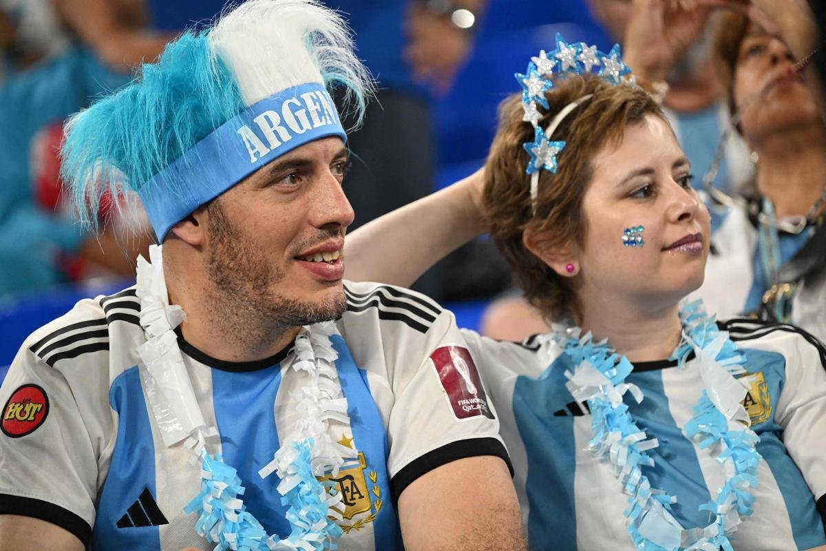 Fotos das torcidas de Argentina e Polnia durante jogo entre as duas selees pelo Grupo C da Copa do Mundo, no Estdio 974, em Doha, no Catar