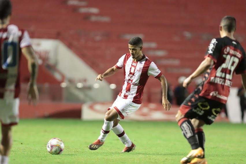 Nutico pressiona na segunda etapa, mas no consegue marcar gol em casa e fica no 0 a 0 com o Vitria. Alvirrubros ao menos impediram crescimento de sequncias de derrotas diante de rival direto na briga contra o rebaixamento