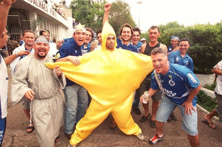Em 30 de novembro de 2003, o Cruzeiro venceu o Paysandu por 2 a 1, no Mineiro, e confirmou o bicampeonato brasileiro. Logo depois da partida, jogadores, comisso tcnica e diretoria desfilaram em carro aberto pelas ruas de Belo Horizonte e levaram milhares de torcedores ao delrio.