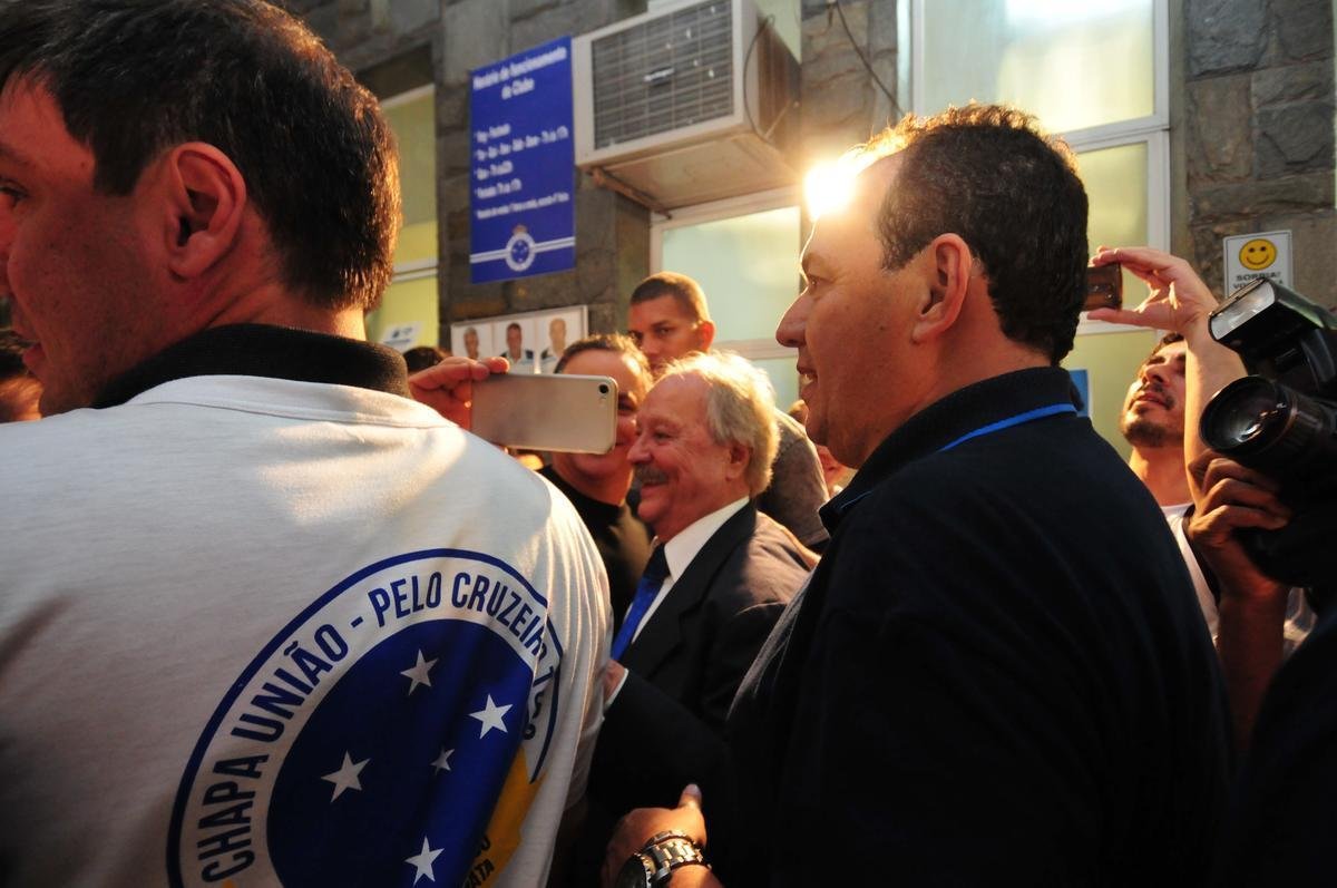 Wagner Pires de S venceu eleio com 235 votos e  o novo presidente do Cruzeiro. Ele comendar o clube no trinio 2018, 2019 e 2020. Srgio Santos Rodrigues, apoiado por Zez Perrella, ficou com 200 votos no pleito.