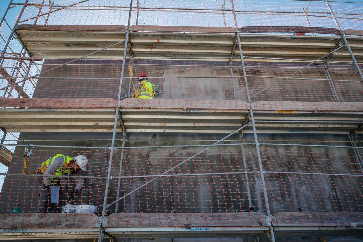 Ideia  mostrar a realidade das obras de construo do estdio do Galo
