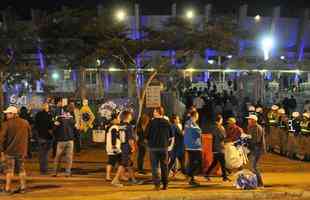 Torcida do Cruzeiro encarou frio e crise de abastecimento para apoiar o time contra o Palmeiras, no Mineiro