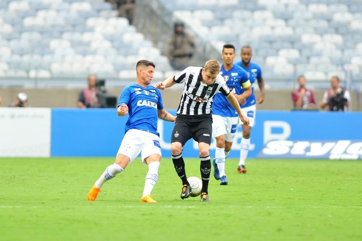 Cruzeiro pressionou o Atltico nos minutos iniciais e abriu o placar aos 3, com gol de cabea de Arrascaeta