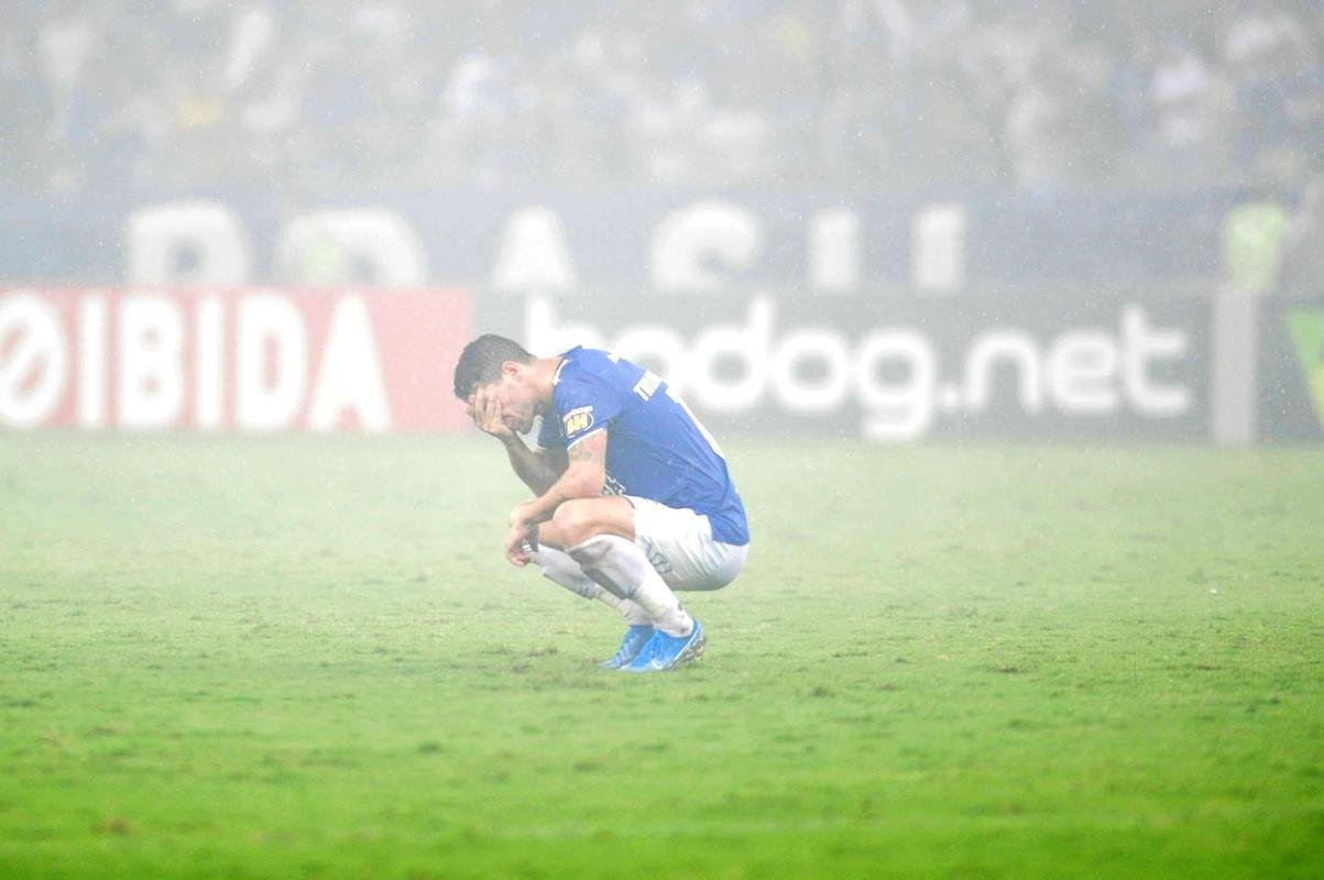 No segundo tempo, Cruzeiro n�o conseguiu a rea��o, levou bola na trave e ainda perdeu um p�nalti com o meia Thiago Neves. Torcida se revoltou e atirou sinalizadores em campo