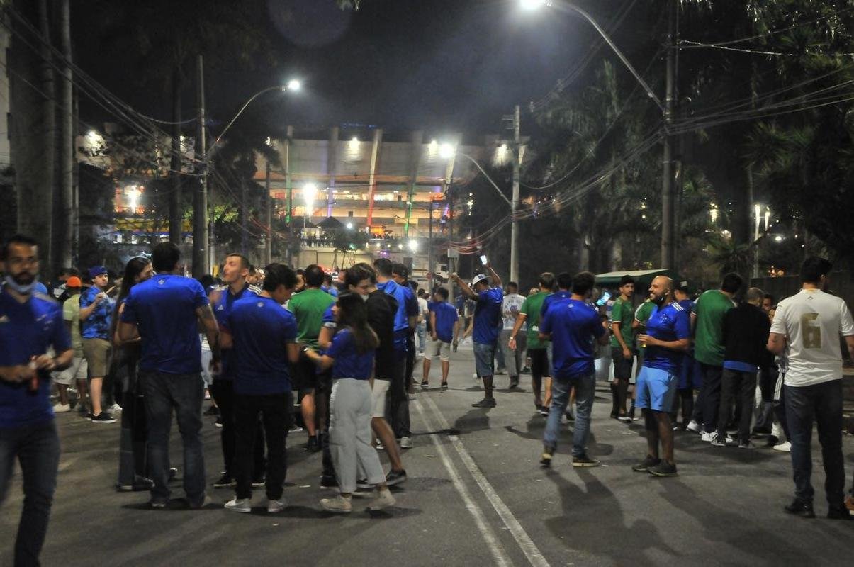 Torcida do Cruzeiro voltou ao Mineiro aps meses de ausncia devido  pandemia. Houve grandes filas devido  desorganizao do clube, que demorou a enviar funcionrios aos portes para fazer a conferncia dos exames de COVID-19. Na Alameda das Palmeiras, muitos cruzeirenses se aglomeraram e no usaram mscara prximo ao Bar do Peixe.
