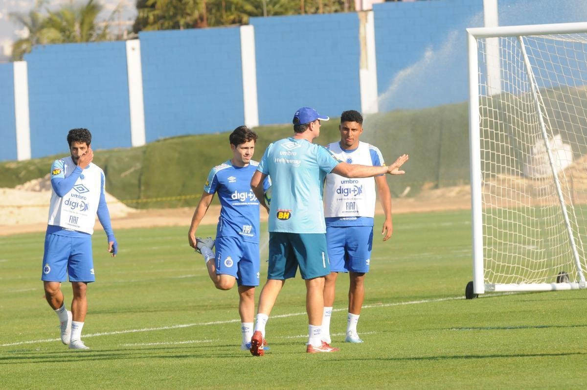 Cruzeiro fez nesta segunda-feira  tarde, na Toca da Raposa II, o ltimo treino em Belo Horizonte antes da partida contra o Internacional, quarta, no Beira-Rio, pela semifinal da Copa do Brasil. O tcnico Rogrio Ceni deve escalar Fbio; Edilson, Ded, Fabrcio Bruno (Leo) e Egdio (Dod); Henrique e Robinho; Marquinhos Gabriel; Thiago Neves e David; Pedro Rocha. Servindo  Seleo Colombiana, Orejuela est fora do jogo.