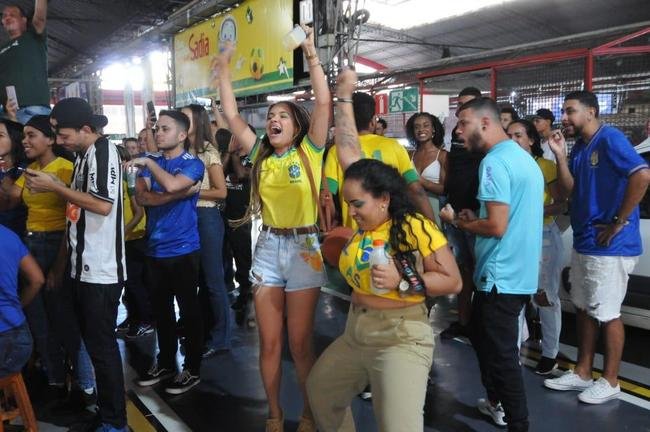 No Mercado Central, em BH, torcedores assistem ao jogo do Brasil contra a Sua pelo Grupo G da Copa do Mundo, no Catar