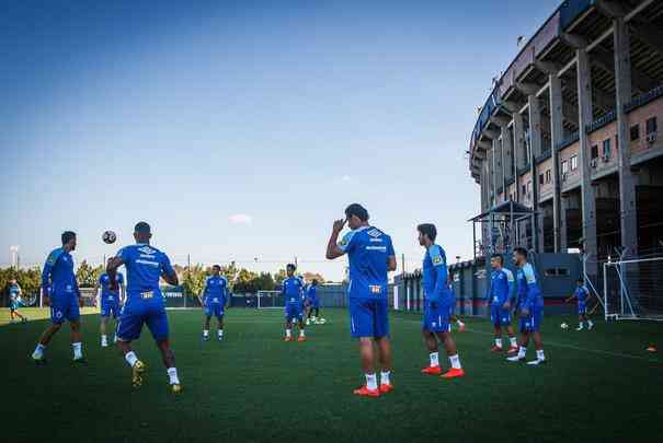 Cruzeiro treinou no complexo Nuevo Gasmetro, do San Lorenzo, antes da estreia na Copa Libertadores. Time celeste enfrenta o Huracn, nesta quinta-feira (07/03), s 19h, no El Palacio