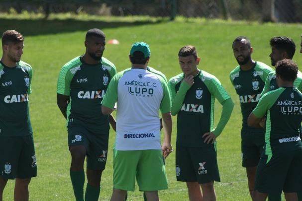 Adilson comandou o primeiro treino no Amrica nesta quarta-feira