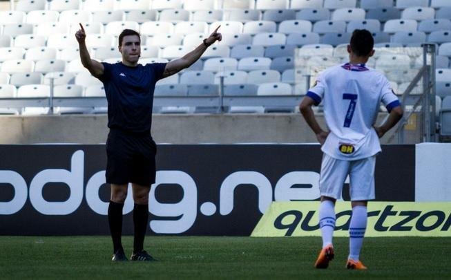 Com estreia marcada para o Mineiro na noite desta quarta-feira, no jogo entre Cruzeiro e Santos, pela Copa do Brasil, o VAR (rbitro de vdeo) foi testado em treino da equipe Sub-20 do clube celeste na tarde desta tera-feira. A equipe de juzes foi liderada por Rodolpho Toski Marques, que tambm ser o responsvel no duelo entre mineiros e paulistas. A iniciativa realizada faz parte das exigncias da FIFA para que a utilizao do VAR seja homologada no estdio. Durante as atividades, foram revisados lances de pnalti, impedimentos e aplicao de cartes, dentre outras situaes de jogo