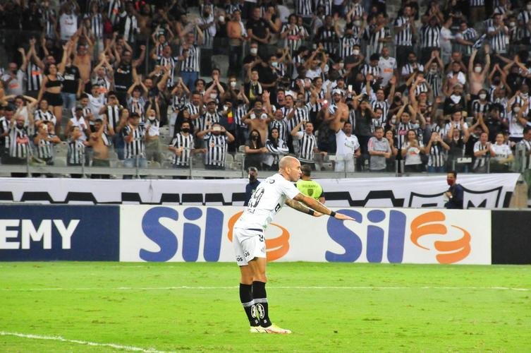 Depois de ter o nome cantado no Mineiro, Diego Tardelli, dolo do clube e hoje no Santos, reverenciou torcedor do Atltico